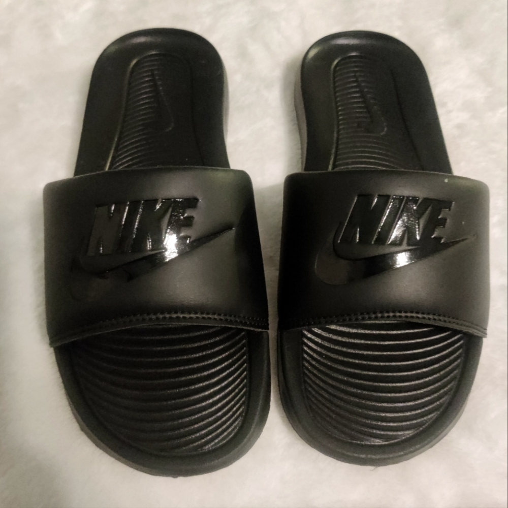 NWOT Size 8 Nike Slides